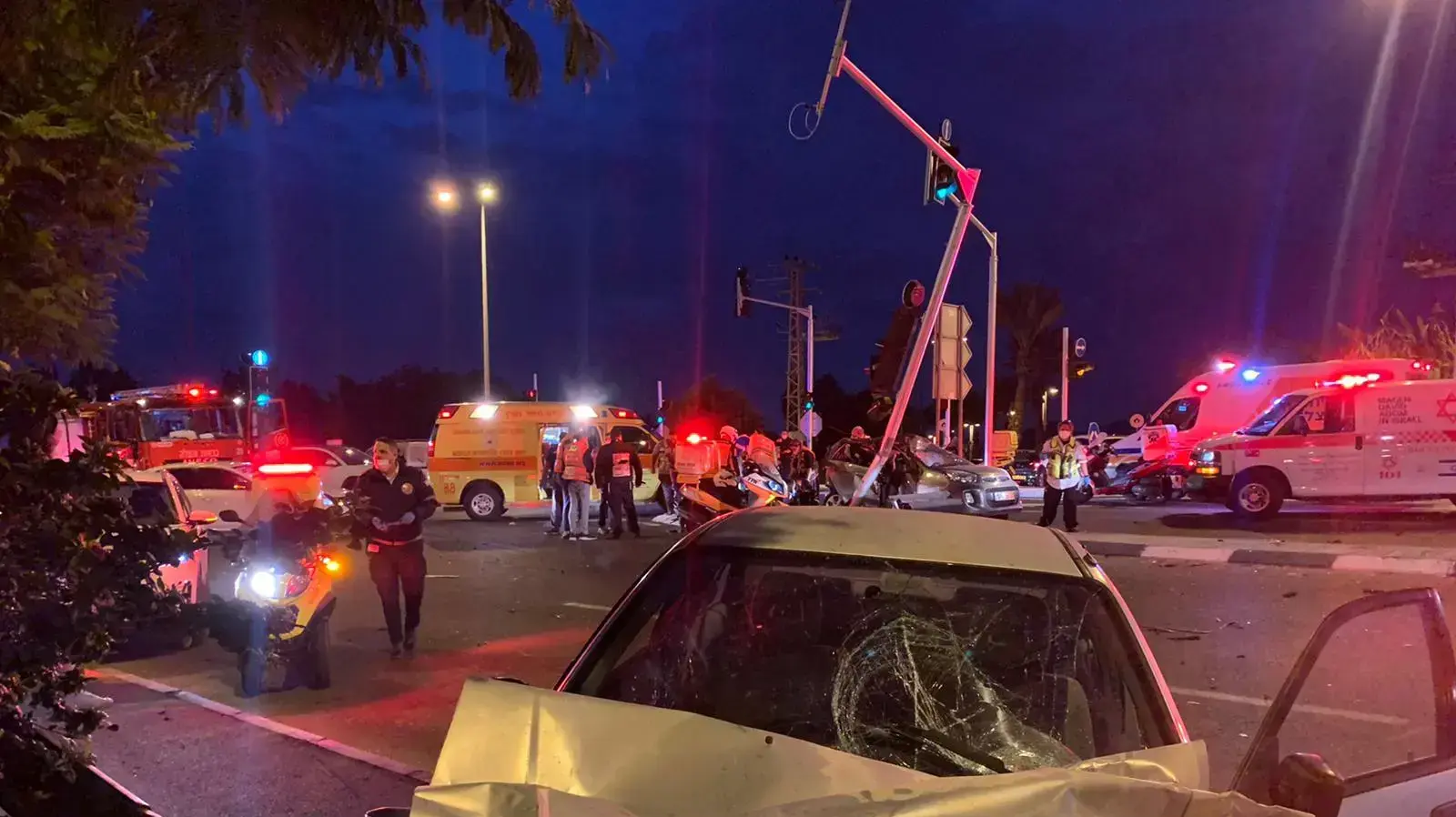 זירת האירוע של תאונת הדרכים בכביש 412 ממחלף שפירים לבית דגן בה נפצעו 3 באורח קשה. 12 בדצמבר 2020
זירת האירוע של תאונת הדרכים בכביש 412 ממחלף שפירים לבית דגן בה נפצעו 3 באורח קשה. 12 בדצמבר 2020