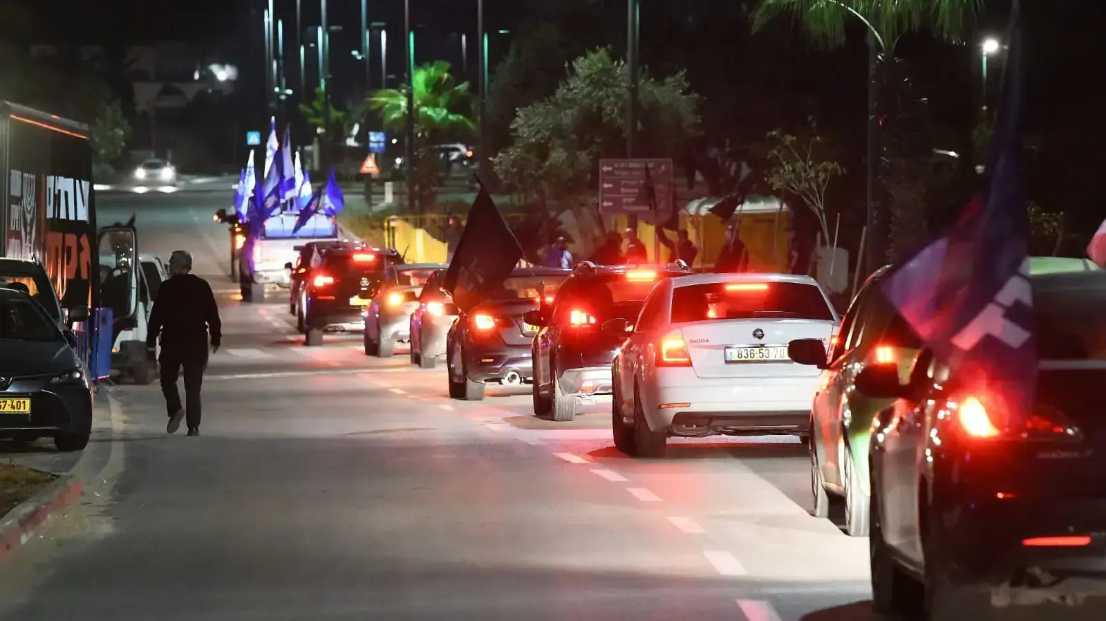 שיירת רכבים במהלך הפגנת התנועה לאיכות השלטון והדגלים השחורים. מול מעון רה"מ, קיסירה 12 בצדמבר 2020 שיירת רכבים במהלך הפגנת התנועה לאיכות השלטון והדגלים השחורים. מול מעון רה"מ, קיסירה 12 בצדמבר 2020