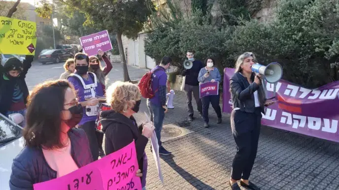 מרצים במכללות הציבוריות מפגינים מול ביתו של השר להשכלה גבוהה ומשלימה, זאב אלקין, בגבעת זאב, 16 בנובמבר 2020 מרצים במכללות הציבוריות מפגינים מול ביתו של השר להשכלה גבוהה ומשלימה, זאב אלקין, בגבעת זאב, 16 בנובמבר 2020
