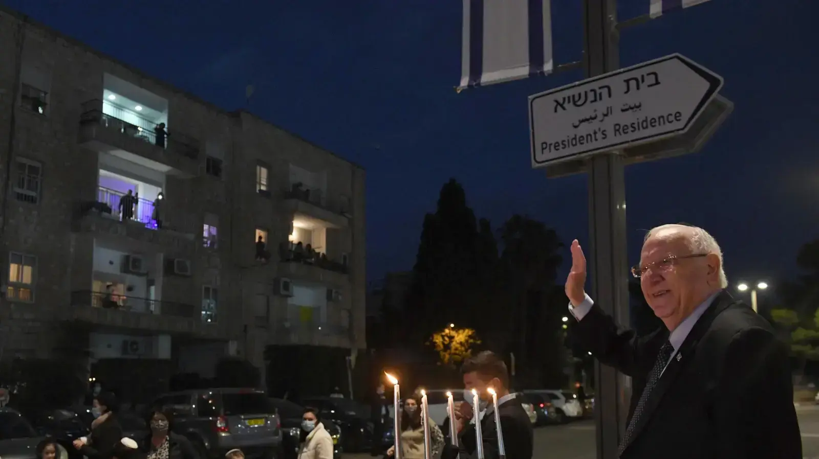 נשיא המדינה ראובן ריבלין הדליק נר רביעי של חנוכה עם שכניו, 13 בדצמבר 2020 נשיא המדינה ראובן ריבלין הדליק נר רביעי של חנוכה עם שכניו, 13 בדצמבר 2020
