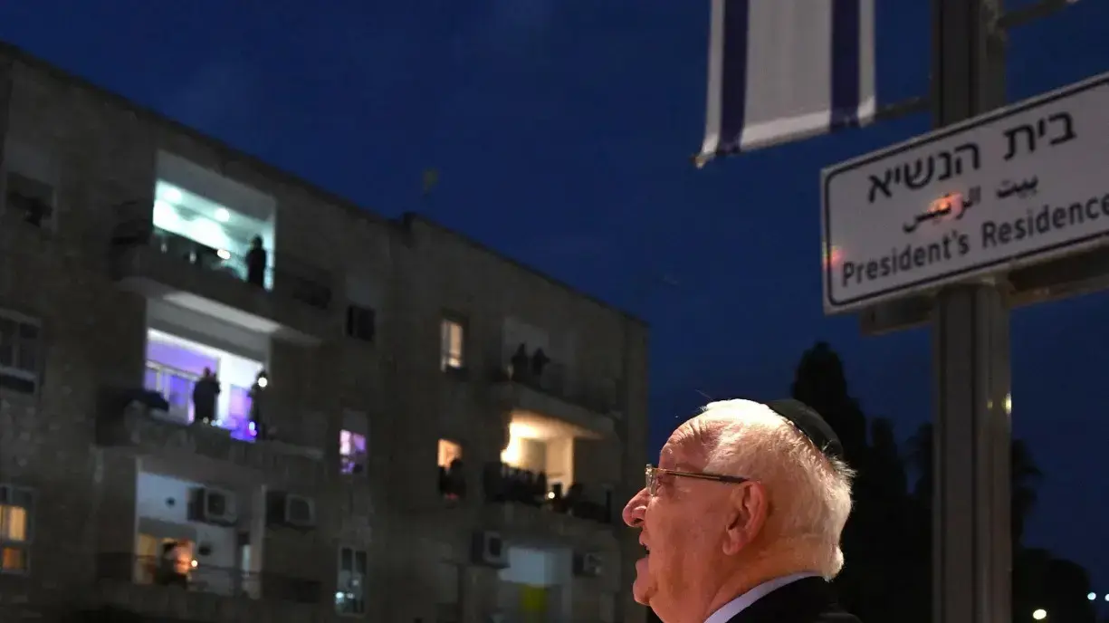נשיא המדינה ראובן ריבלין הדליק נר רביעי של חנוכה עם שכניו, 13 בדצמבר 2020 נשיא המדינה ראובן ריבלין הדליק נר רביעי של חנוכה עם שכניו, 13 בדצמבר 2020
