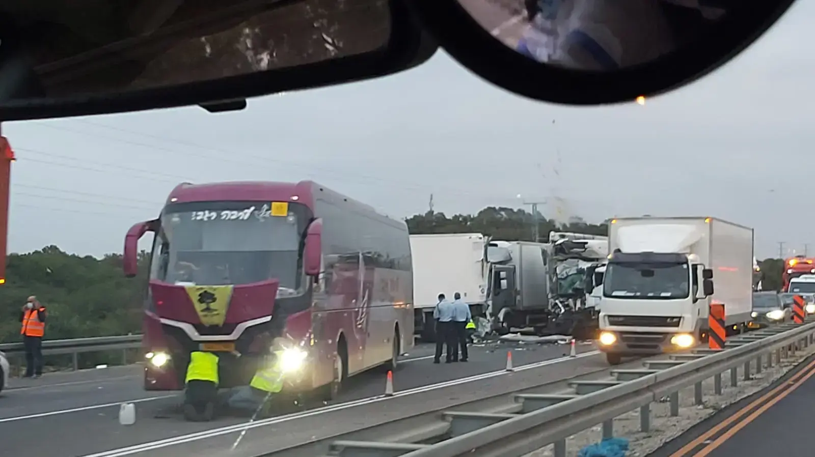 תאונת שרשרת במעורבות שתי משאיות ואוטובוס בכביש החוף. 14 בדצמבר 2020