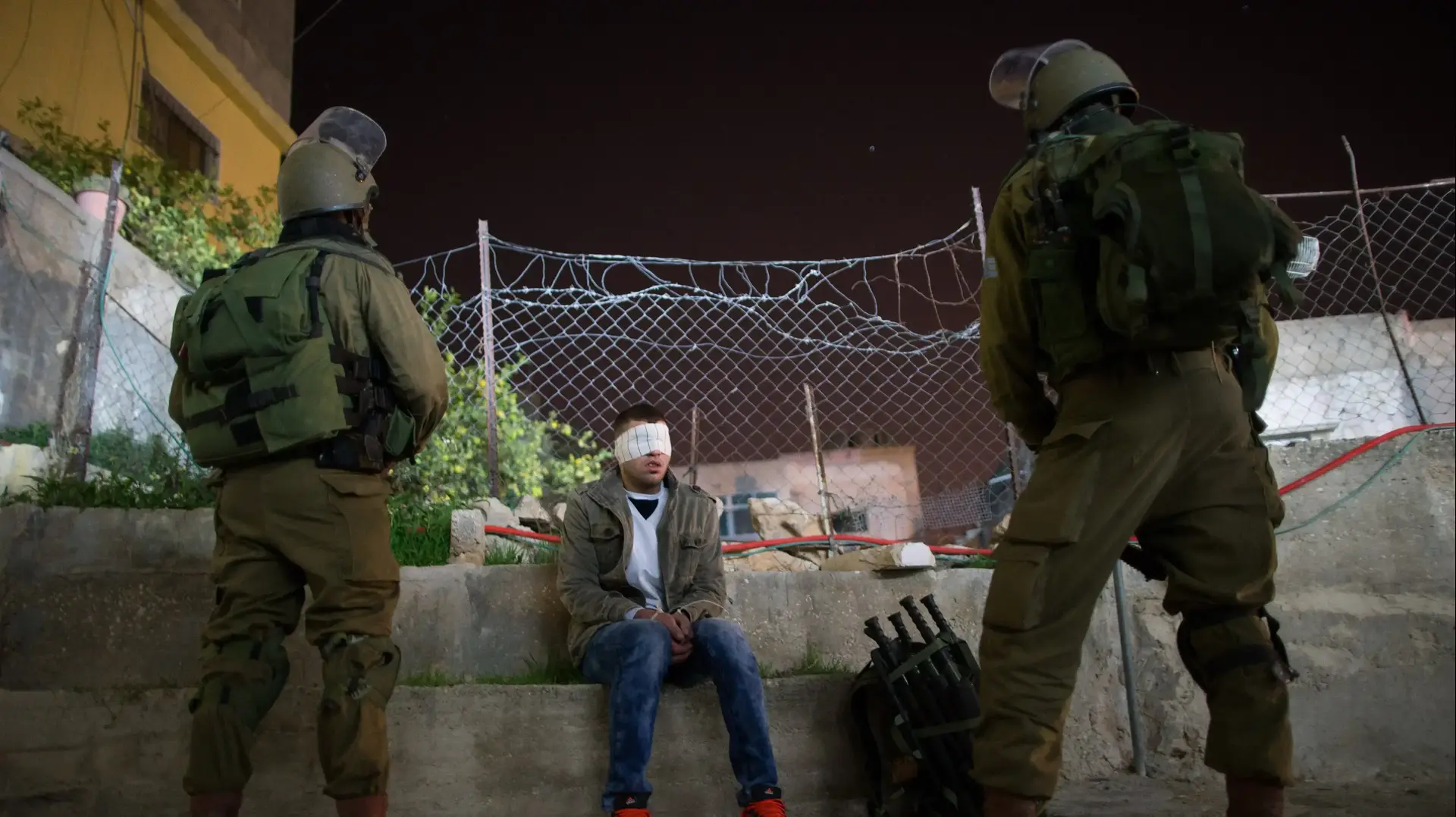 מעצר פלסטיני במחנה הפליטים דהיישה, 8 בדצמבר 2015