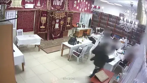 תיעוד: מתפלל דקר מתפלל אחר בצווארו בבית כנסת באשקלון
14.12.20 תיעוד: מתפלל דקר מתפלל אחר בצווארו בבית כנסת באשקלון
14.12.20