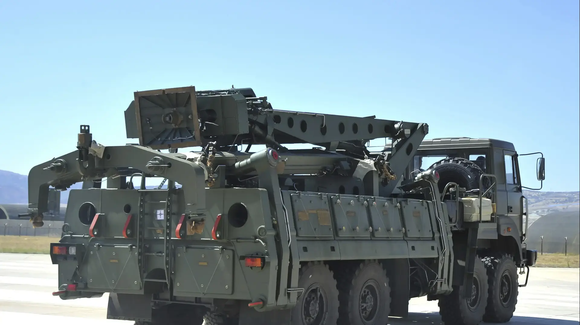 משאית הנושאת חלקים ממערכת ההגנה האווירית S-400 בשדה התעופה הצבאי סמוך לאנקרה 27 באוגוסט 2019 
