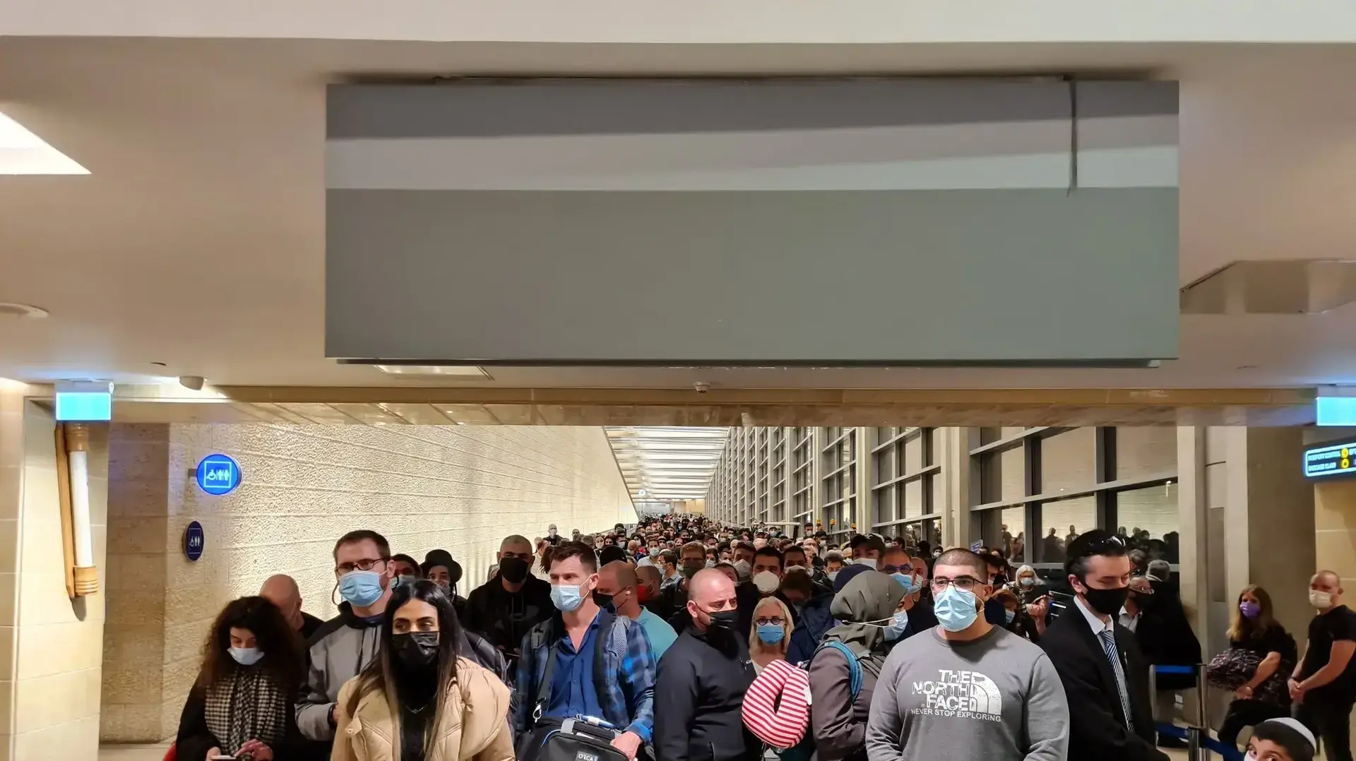 תור ענק בכניסה לישראל, נתב"ג, 13 בדצמבר 2020 תור ענק בכניסה לישראל, נתב"ג, 13 בדצמבר 2020