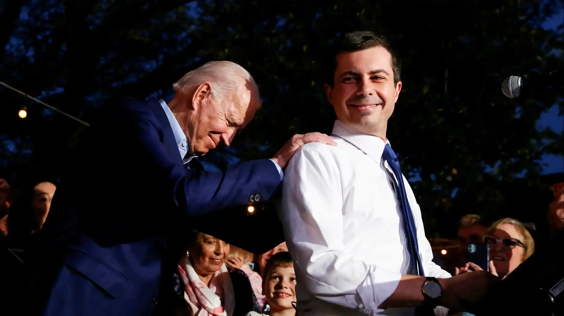 פיט בוטיג'ג' וג'ו ביידן בטקסס, ארצות הברית, 2 במרץ 2020 פיט בוטיג'ג' וג'ו ביידן בטקסס, ארצות הברית, 2 במרץ 2020