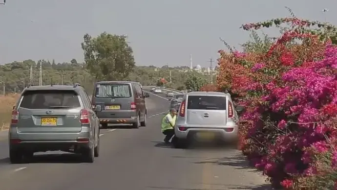 רכב עוצר בשולי הדרך רכב עוצר בשולי הדרך