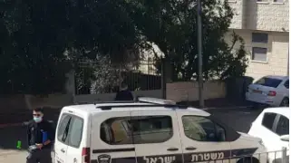 ניידת משטרה מחוץ לבית בעילוט בו סב דרס למוות את נכדו, 18 בדצמבר 2020