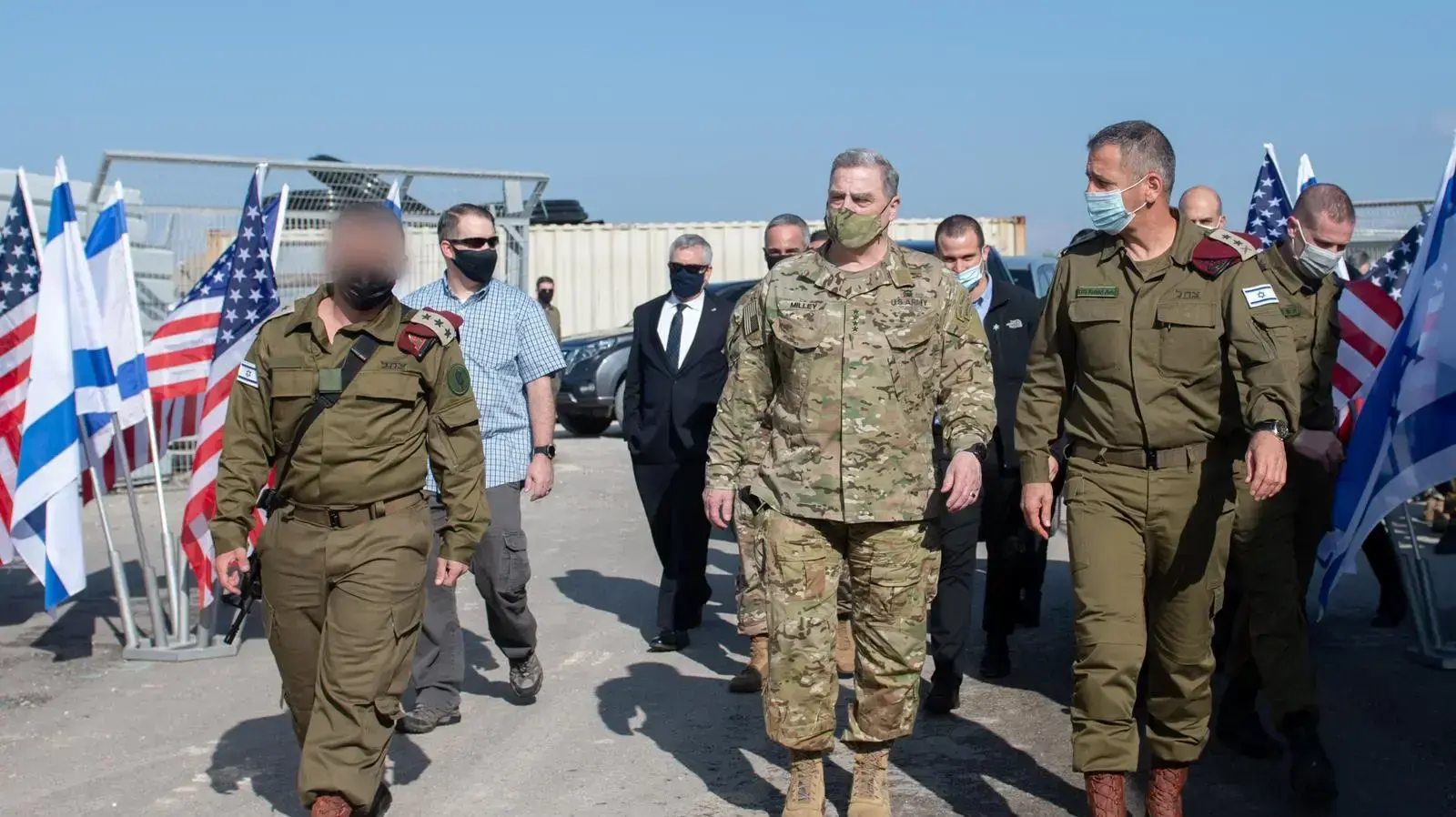 הגנרל מארק מילי, יו"ר המטות המשולבים של צבא ארצות הברית, עם הרמטכ"ל אביב כוכבי, במהלך ביקור ביחידה הרב מימדית ביום שישי. 18 בדצמבר 2020. הגנרל מארק מילי, יו"ר המטות המשולבים של צבא ארצות הברית, עם הרמטכ"ל אביב כוכבי, במהלך ביקור ביחידה הרב מימדית ביום שישי. 18 בדצמבר 2020.