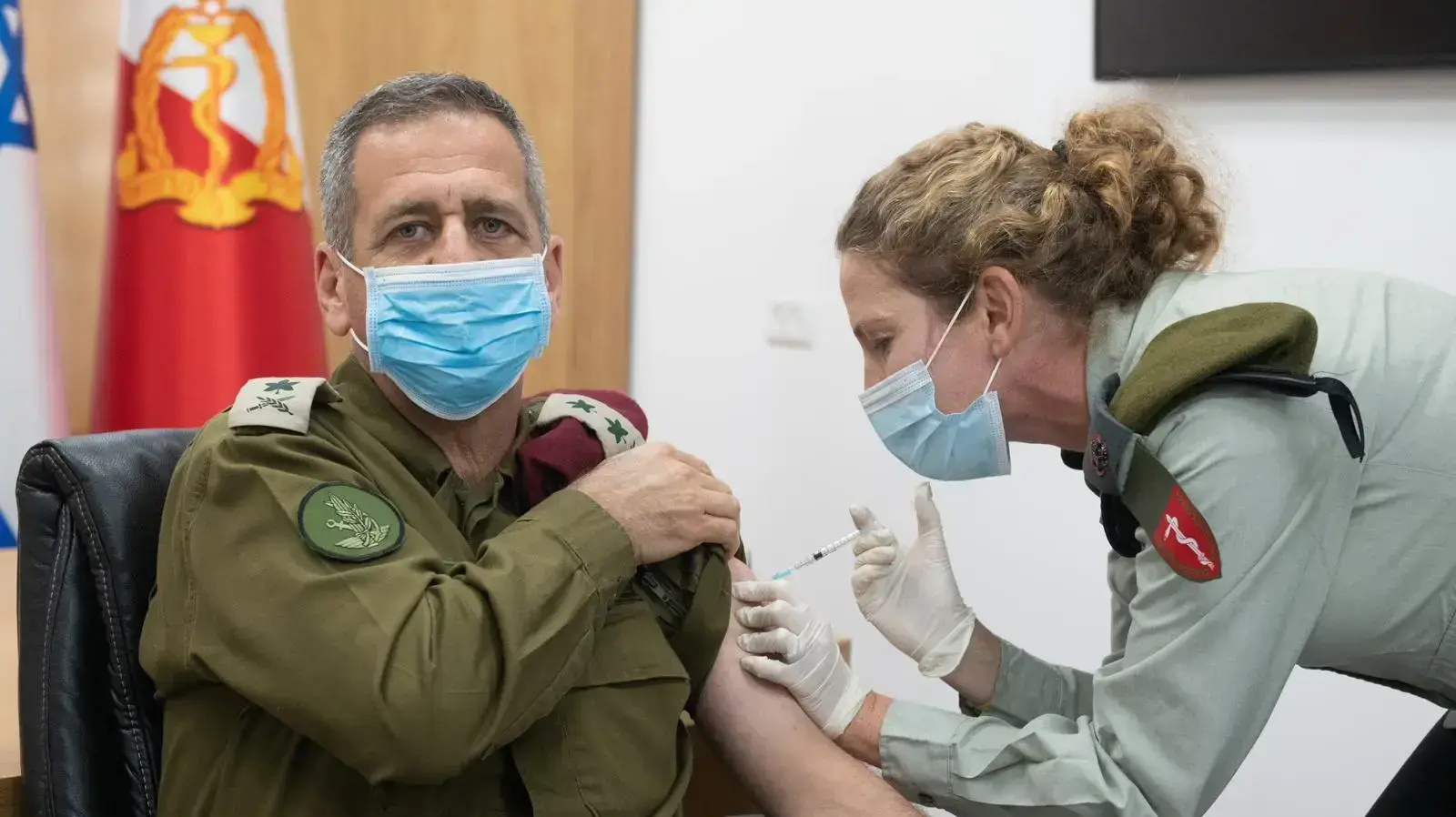 ראש המטה הכללי, רב-אלוף אביב כוכבי, התחסן במנת החיסון הראשונה מבין שתי המנות הנדרשות נגד נגיף הקורונה, 20 בדצמבר 2020 ראש המטה הכללי, רב-אלוף אביב כוכבי, התחסן במנת החיסון הראשונה מבין שתי המנות הנדרשות נגד נגיף הקורונה, 20 בדצמבר 2020