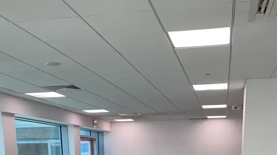 נוסעים מלונדון לישראל עולים למטוס, 20 בדצמבר 2020 נוסעים מלונדון לישראל עולים למטוס, 20 בדצמבר 2020