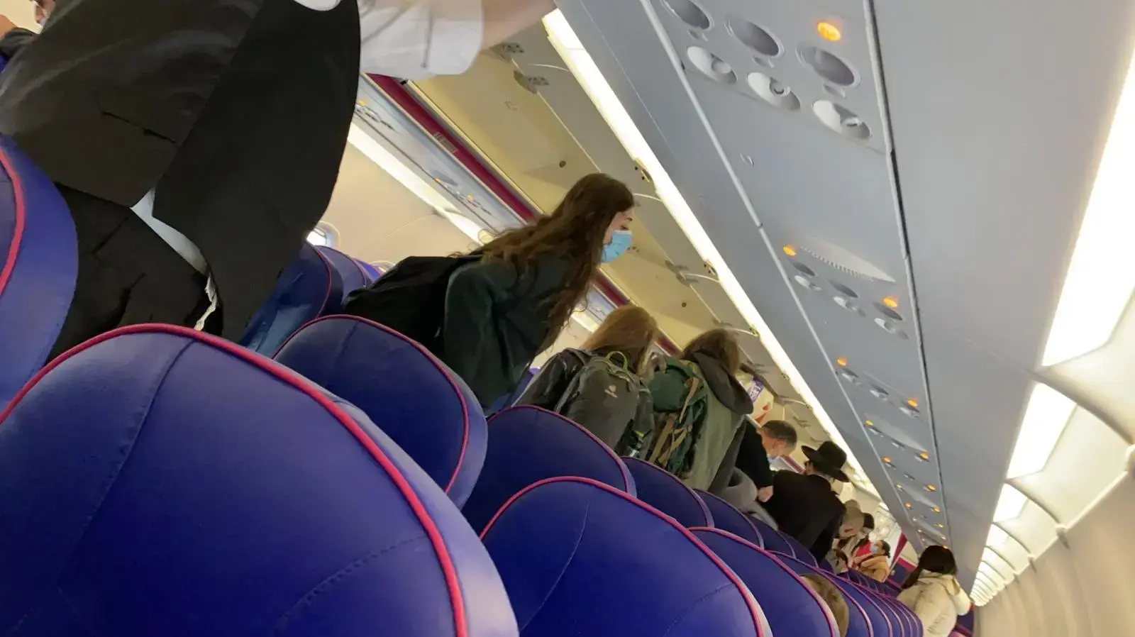 נוסעים מלונדון לישראל עולים למטוס, 20 בדצמבר 2020 נוסעים מלונדון לישראל עולים למטוס, 20 בדצמבר 2020