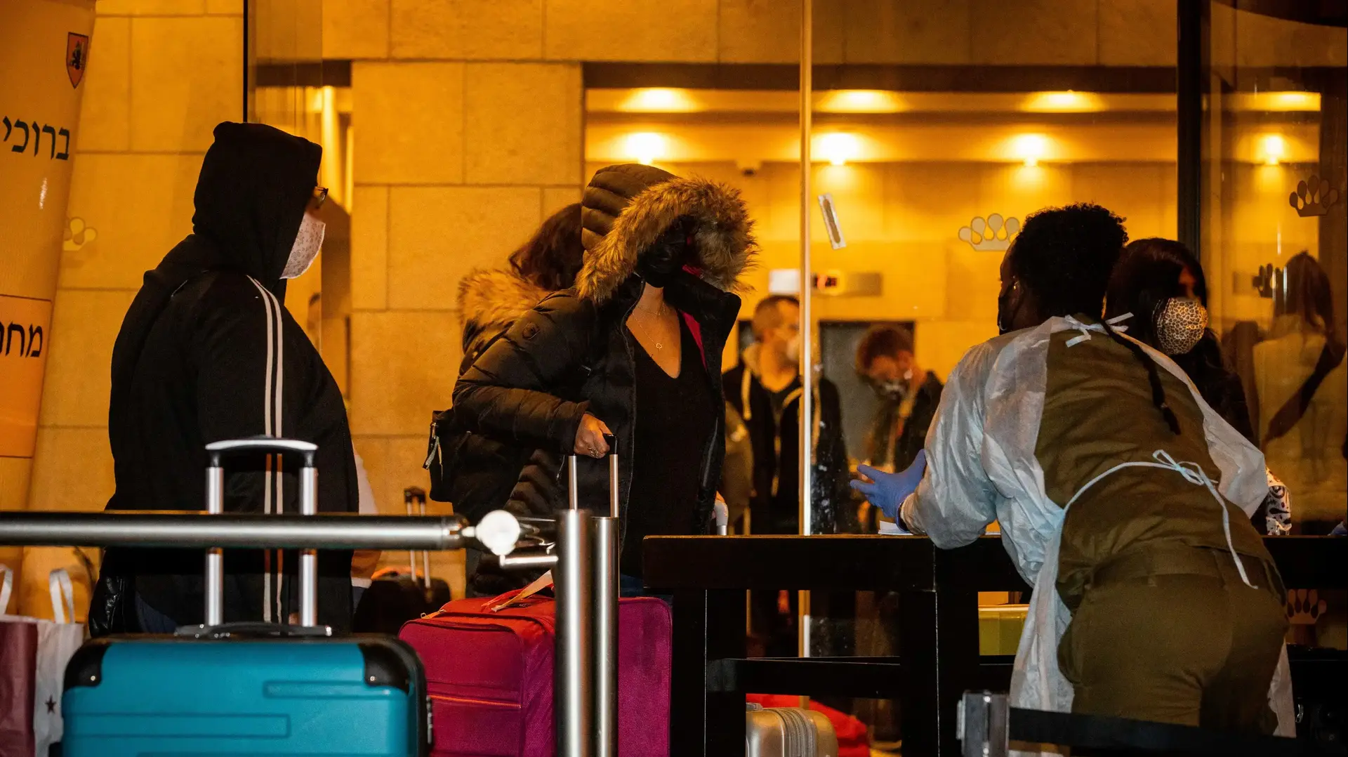נוסעים שנחתו בארץ מלונדון נלקחו לבידוד בדן פנורמה, ירושלים, 20 בדצמבר 2020
הנוחתים מבריטניה זועמים על הפינוי לבידוד במלוניות: "לקחו לנו את הדרכונים" נוסעים שנחתו בארץ מלונדון נלקחו לבידוד בדן פנורמה, ירושלים, 20 בדצמבר 2020
הנוחתים מבריטניה זועמים על הפינוי לבידוד במלוניות: "לקחו לנו את הדרכונים"