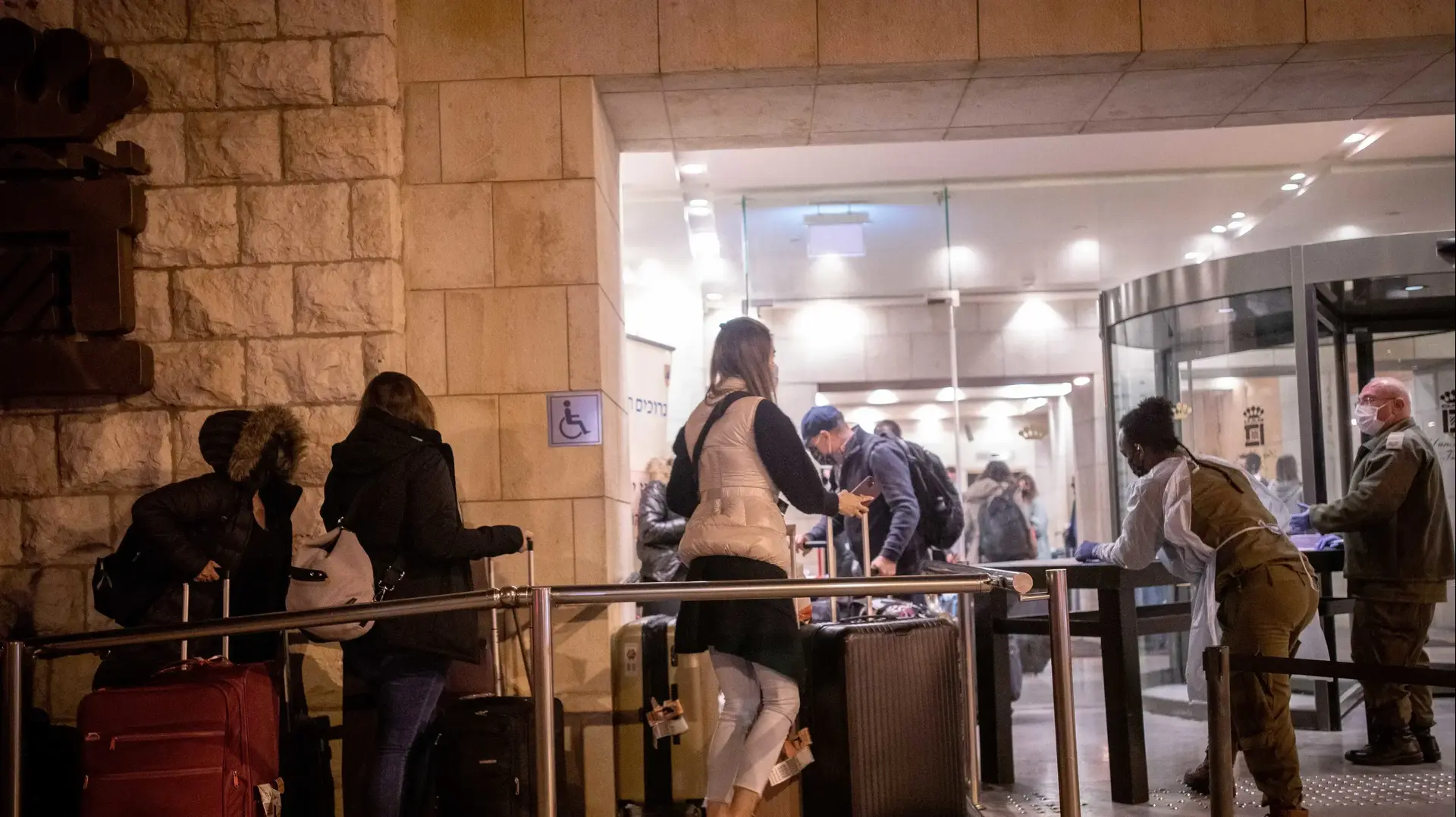 נוסעים שנחתו בארץ מלונדון נלקחו לבידוד בדן פנורמה, ירושלים, 20 בדצמבר 2020
הנוחתים מבריטניה זועמים על הפינוי לבידוד במלוניות: "לקחו לנו את הדרכונים"