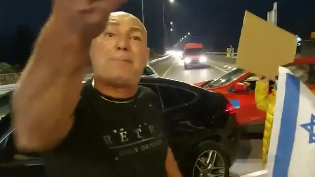 "תניף את הדגל על הקבר של הבן שלך" - קללות ואיומים לעבר מפגינים בצומת גינוסר
20.12.20 "תניף את הדגל על הקבר של הבן שלך" - קללות ואיומים לעבר מפגינים בצומת גינוסר
20.12.20