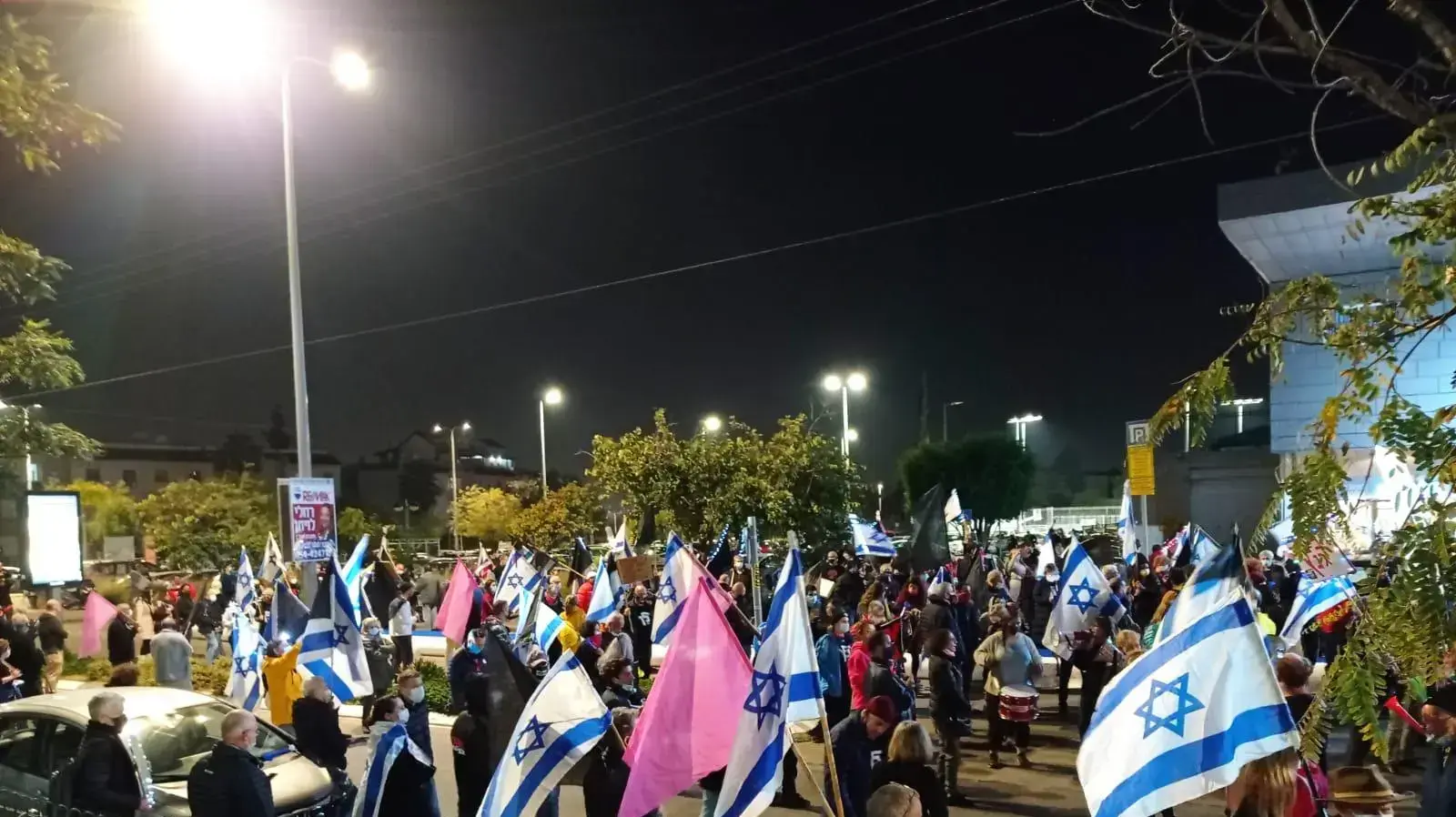 מחאת הדגלים השחורים מחוץ לביתו של בני גנץ, ראש העין, 20 בדצמבר 2020 מחאת הדגלים השחורים מחוץ לביתו של בני גנץ, ראש העין, 20 בדצמבר 2020
