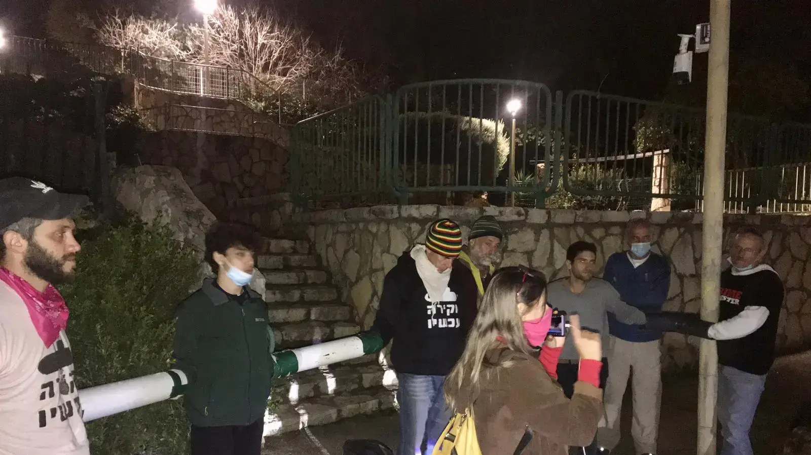 פעילים של ״קומי ישראל״ אזקו את עצמם כאקט מחאה מול ביתו של בני גנץ בראש העין. 20 בדצמבר 2020
פעילים של ״קומי ישראל״ אזקו את עצמם כאקט מחאה מול ביתו של בני גנץ בראש העין. 20 בדצמבר 2020