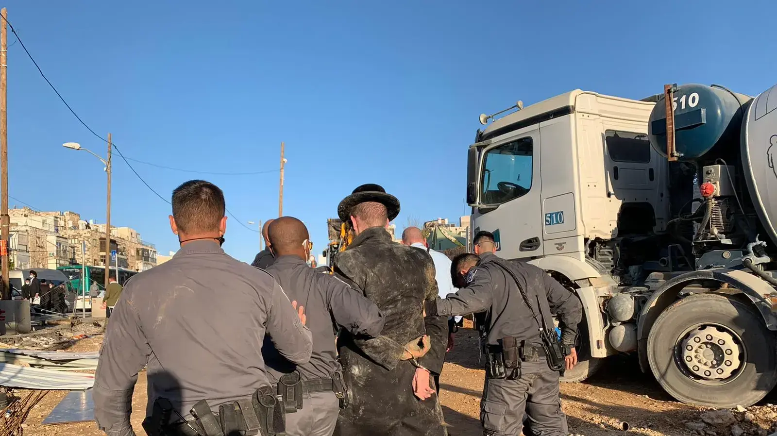 חרדים מפגינים בצומת בר אילן בירושלים במחאה על תוואי הרכבת הקלה שצפוי לעבור בחלק מהשכונות החרדיות באזור, שישה עצורים. 21 בדצמבר 2020 חרדים מפגינים בצומת בר אילן בירושלים במחאה על תוואי הרכבת הקלה שצפוי לעבור בחלק מהשכונות החרדיות באזור, שישה עצורים. 21 בדצמבר 2020