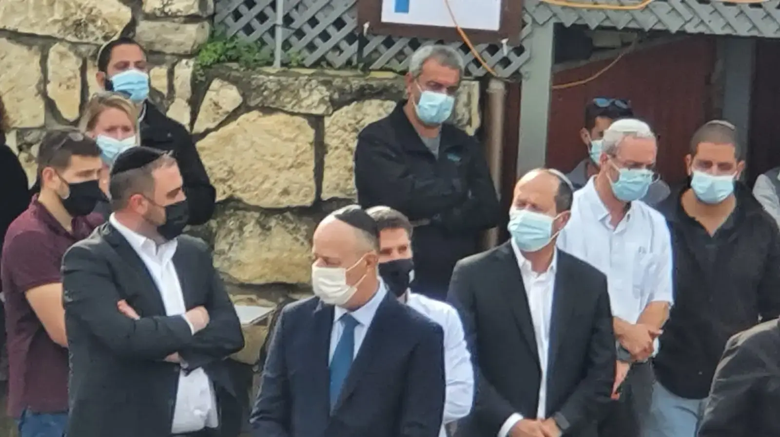 צחי הנגבי וניר ברקת בהלוויה של אסתר הורגן הנרצחת מהשומרון. בית העלמין, שקד, טל מנשה, 22 בדצמבר 2020 צחי הנגבי וניר ברקת בהלוויה של אסתר הורגן הנרצחת מהשומרון. בית העלמין, שקד, טל מנשה, 22 בדצמבר 2020