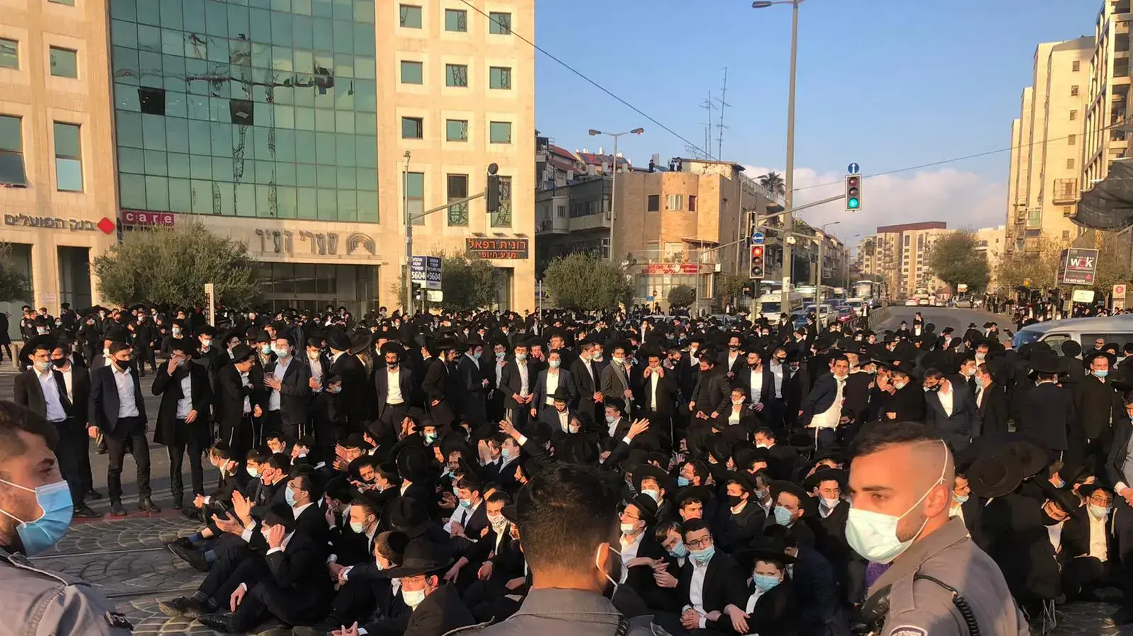 חרדים מפגינים בירושלים על מעצר עריק וחוסמים את תנועת הרכבת הקלה. 22 בדצמבר 2020 חרדים מפגינים בירושלים על מעצר עריק וחוסמים את תנועת הרכבת הקלה. 22 בדצמבר 2020