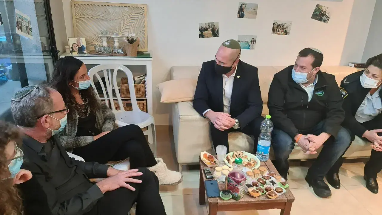 השר לביטחון פנים אמיר אוחנה בביקור בבית משפחת הנרצחת ביער ריחן, אסתר הורגן. 24 בדצמבר 2020 השר לביטחון פנים אמיר אוחנה בביקור בבית משפחת הנרצחת ביער ריחן, אסתר הורגן. 24 בדצמבר 2020