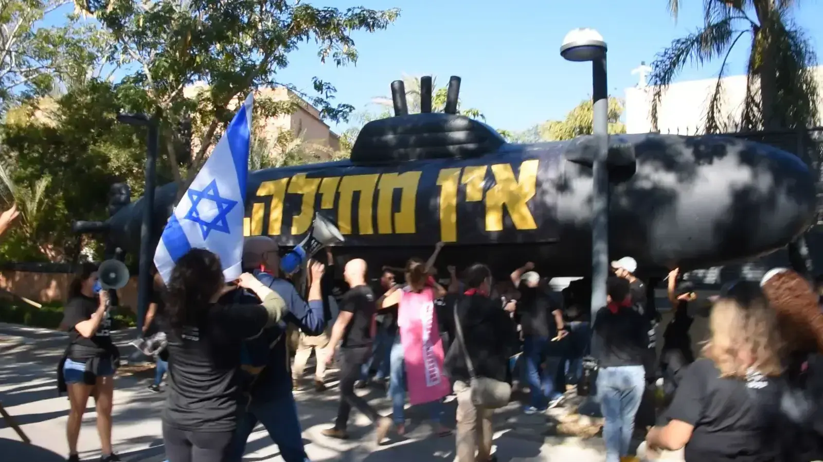 ״משט מחאה״ של תנועת ׳חקירה עכשיו׳ בקריאה להקמת ועדת חקירה בנושא הצוללות. קיסריה, 25 בדצמבר 2020 ״משט מחאה״ של תנועת ׳חקירה עכשיו׳ בקריאה להקמת ועדת חקירה בנושא הצוללות. קיסריה, 25 בדצמבר 2020