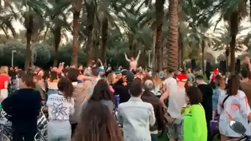 התקהלות תוך אי שמירה על נהלי קורונה, תל אביב, 25 בדצמבר 2020 התקהלות תוך אי שמירה על נהלי קורונה, תל אביב, 25 בדצמבר 2020