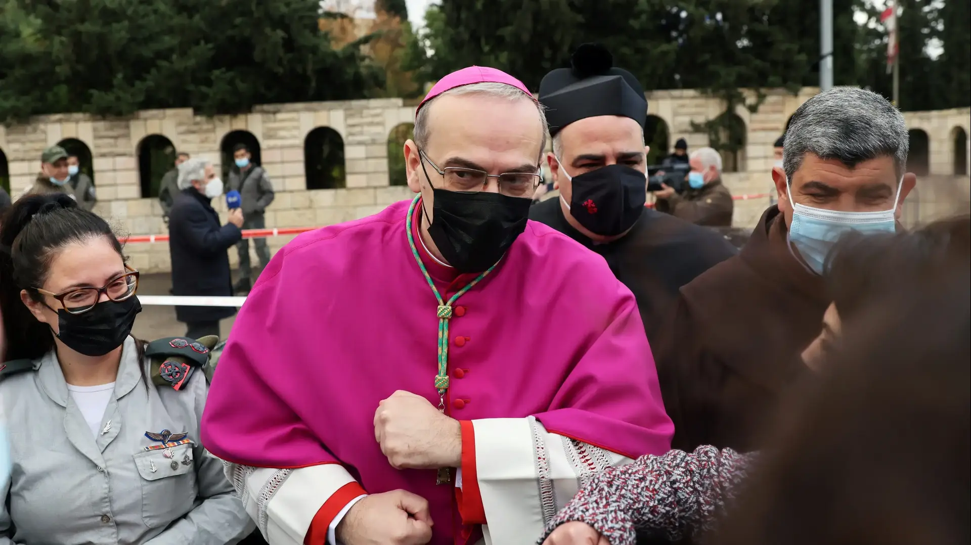 הפטריארך הלטיני של ירושלים, פירבטטיסטה פיזבלה, מבקר במיסת חג המולד בכנסיית המולד בבית לחם, תחת מגבלות הקורונה. 25 בדצמבר 2020 הפטריארך הלטיני של ירושלים, פירבטטיסטה פיזבלה, מבקר במיסת חג המולד בכנסיית המולד בבית לחם, תחת מגבלות הקורונה. 25 בדצמבר 2020