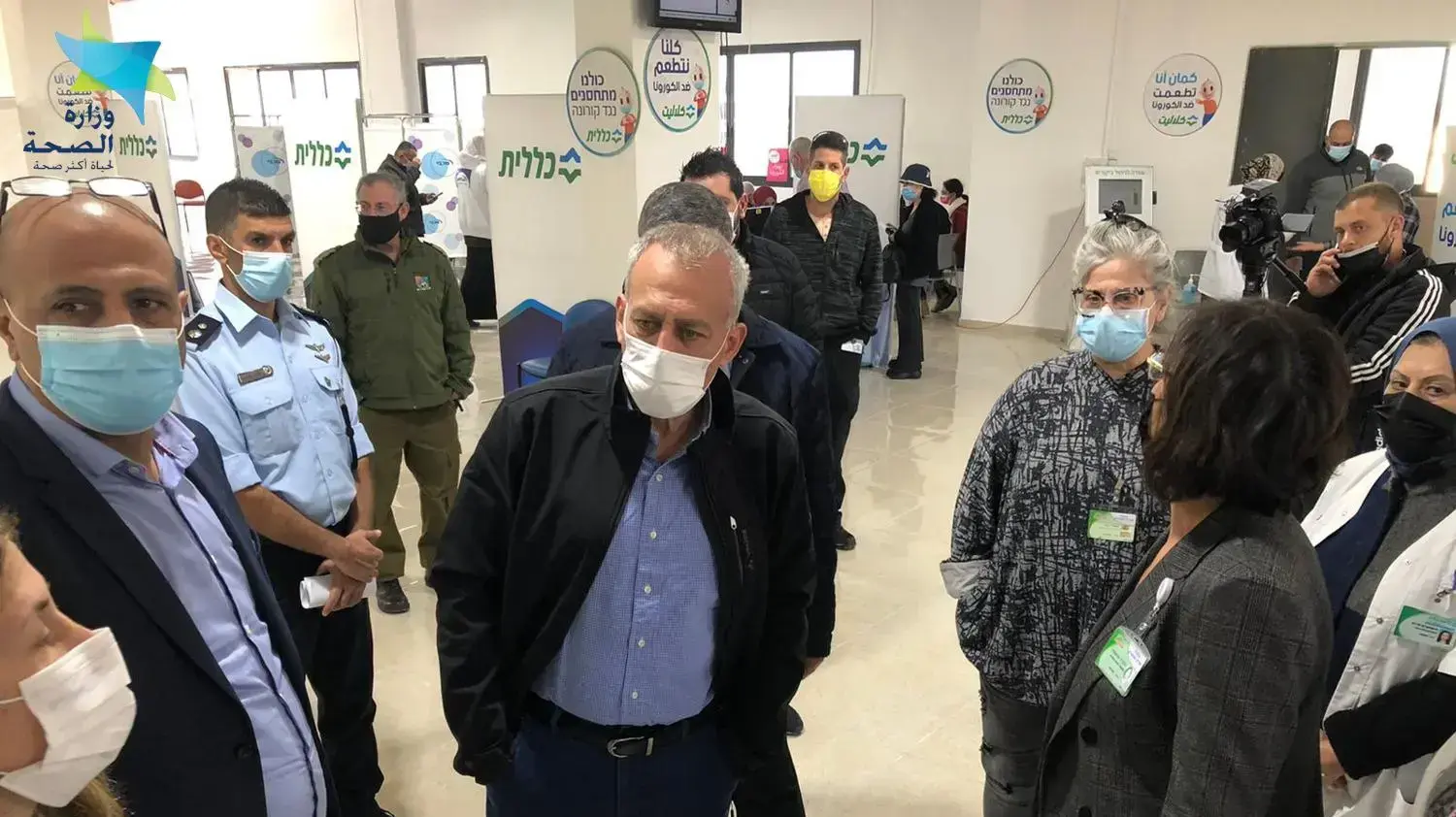 ממונה הקורונה, פרופ' נחמן אש וראש מטה הקורונה במגזר הערבי איימן סיף, מבקרים בתחנת החיסון באום אל-פחם במטרה לעודד את הציבור להתחסן נגד הנגיף. 26 בדצמבר 2020 ממונה הקורונה, פרופ' נחמן אש וראש מטה הקורונה במגזר הערבי איימן סיף, מבקרים בתחנת החיסון באום אל-פחם במטרה לעודד את הציבור להתחסן נגד הנגיף. 26 בדצמבר 2020