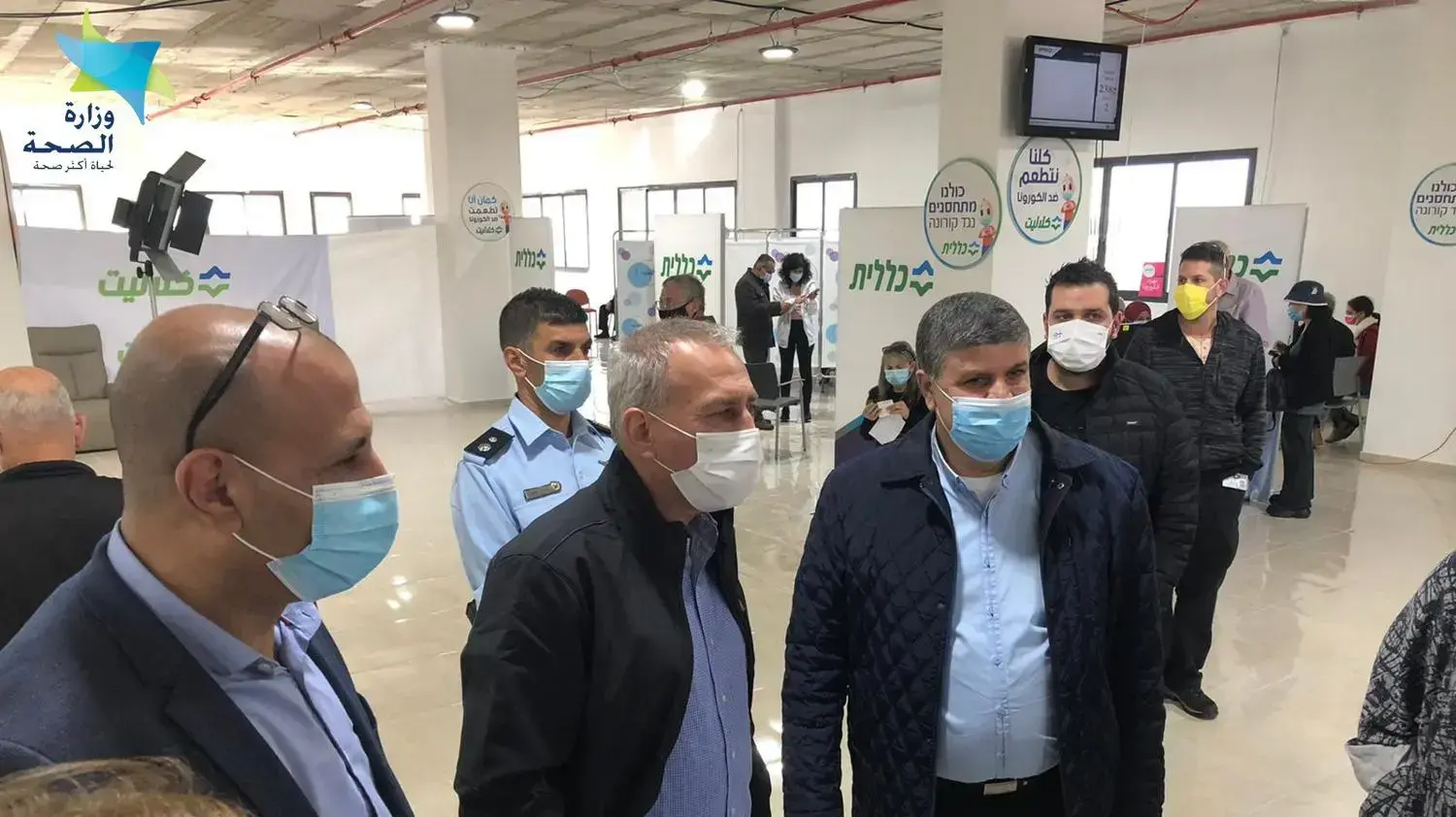 ממונה הקורונה, פרופ' נחמן אש וראש מטה הקורונה במגזר הערבי איימן סיף, מבקרים בתחנת החיסון באום אל-פחם במטרה לעודד את הציבור להתחסן נגד הנגיף. 26 בדצמבר 2020 ממונה הקורונה, פרופ' נחמן אש וראש מטה הקורונה במגזר הערבי איימן סיף, מבקרים בתחנת החיסון באום אל-פחם במטרה לעודד את הציבור להתחסן נגד הנגיף. 26 בדצמבר 2020