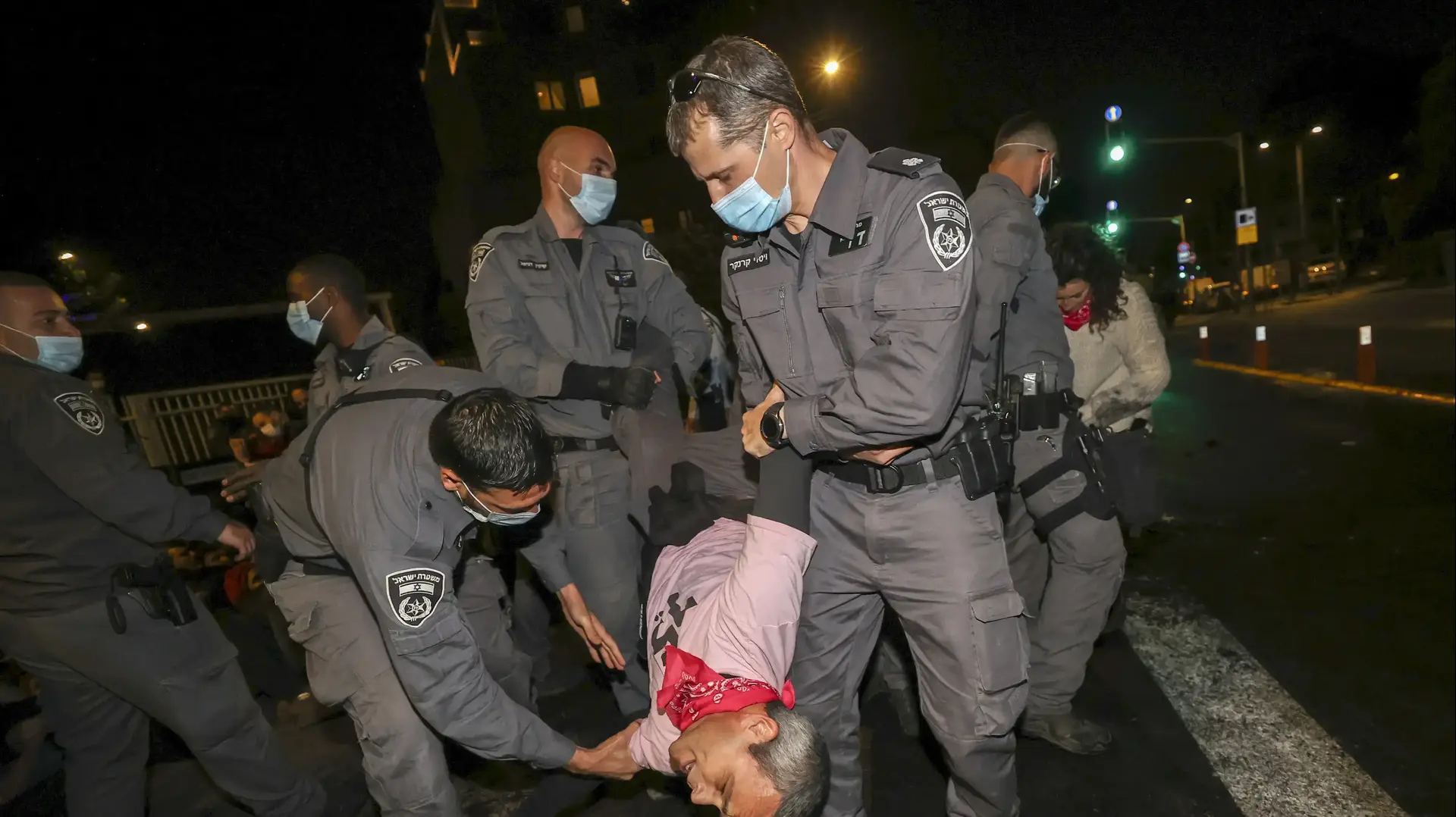 מעצר מפגינים במחאה נגד השחיתות מול מעון ראש הממשלה נתניהו, בלפור ירושלים, 26 בדצמבר 2020 מעצר מפגינים במחאה נגד השחיתות מול מעון ראש הממשלה נתניהו, בלפור ירושלים, 26 בדצמבר 2020
