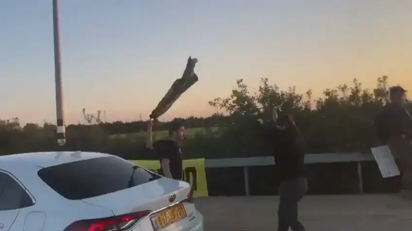 תקיפת מפגינים נגד ראש הממשלה בנימין נתניהו במקל בצומת גבעת עדה. 26 בדצמבר 2020 תקיפת מפגינים נגד ראש הממשלה בנימין נתניהו במקל בצומת גבעת עדה. 26 בדצמבר 2020