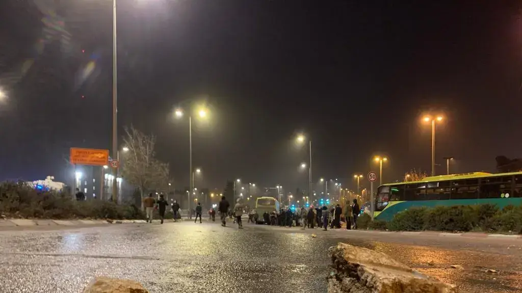הפגנת מחאה בעקבות מותו של אהוביה סנדק במהלך מרדף משטרתי. צומת המטה הארצי של המשטרה, בירושלים. 26 בדצמבר 2020 הפגנת מחאה בעקבות מותו של אהוביה סנדק במהלך מרדף משטרתי. צומת המטה הארצי של המשטרה, בירושלים. 26 בדצמבר 2020