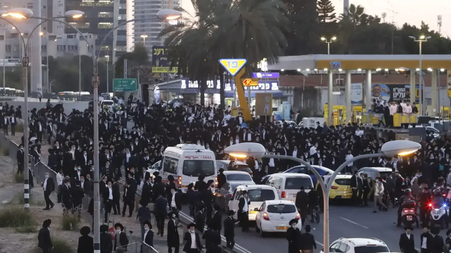 הפגנת הפלג הירושלמי במחאה על המשך מעצרו של תלמיד ישיבה ,צומת קוקה קולה בני ברק, 27 בדצמבר 2020 הפגנת הפלג הירושלמי במחאה על המשך מעצרו של תלמיד ישיבה ,צומת קוקה קולה בני ברק, 27 בדצמבר 2020