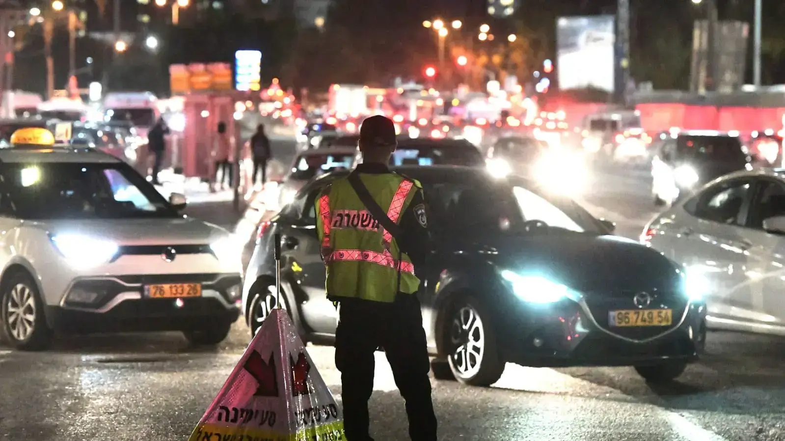 מחסומים עם כניסת הסגר השלישי, צומת על פרשת דרכים תל אביב רמת גן, 27 בדצמבר 2020 מחסומים עם כניסת הסגר השלישי, צומת על פרשת דרכים תל אביב רמת גן, 27 בדצמבר 2020
