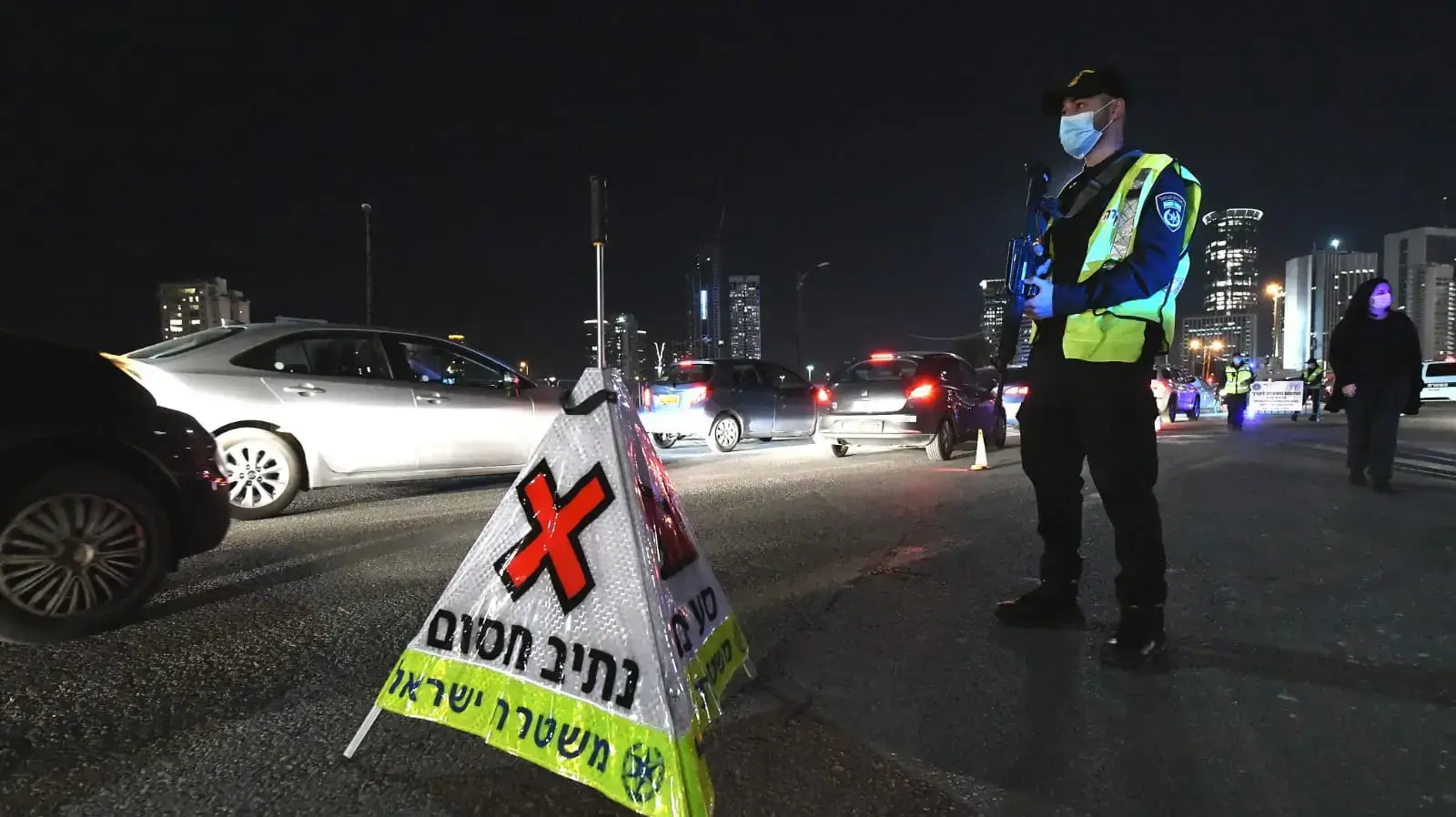 מחסומים עם כניסת הסגר השלישי, צומת על פרשת דרכים תל אביב רמת גן, 27 בדצמבר 2020 מחסומים עם כניסת הסגר השלישי, צומת על פרשת דרכים תל אביב רמת גן, 27 בדצמבר 2020