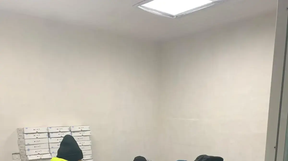 עובדי סלא מחלקים את מגשי החיסונים לקורונה של חברת פייזר במקרר בטמפרטורה של 2 מעלות. 27 בדצמבר 2020 עובדי סלא מחלקים את מגשי החיסונים לקורונה של חברת פייזר במקרר בטמפרטורה של 2 מעלות. 27 בדצמבר 2020