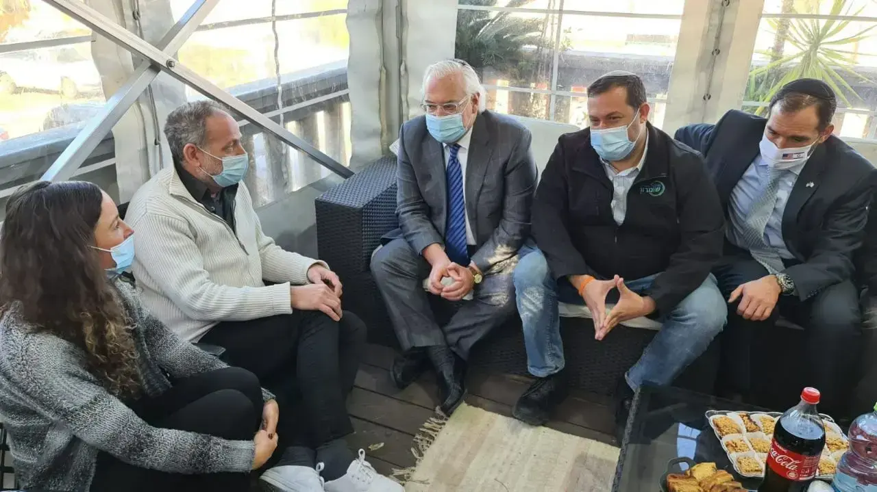 שגריר ארה"ב, דייוויד פרידמן וראש המועצה האזורית שומרון יוסי דגן במהלך ניחום משפחת הורגן בטל מנשה 28 בדצמבר 2020 שגריר ארה"ב, דייוויד פרידמן וראש המועצה האזורית שומרון יוסי דגן במהלך ניחום משפחת הורגן בטל מנשה 28 בדצמבר 2020