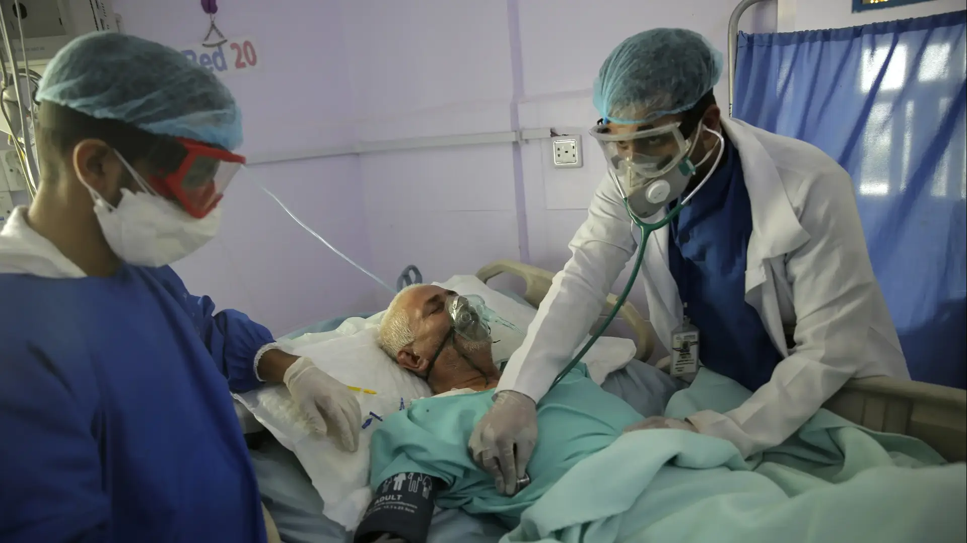 עובדי רפואה מטפלים בחולה קורונה במחלקת טיפול נמרץ בצנעא, תימן 14 ביוני 2020 עובדי רפואה מטפלים בחולה קורונה במחלקת טיפול נמרץ בצנעא, תימן 14 ביוני 2020