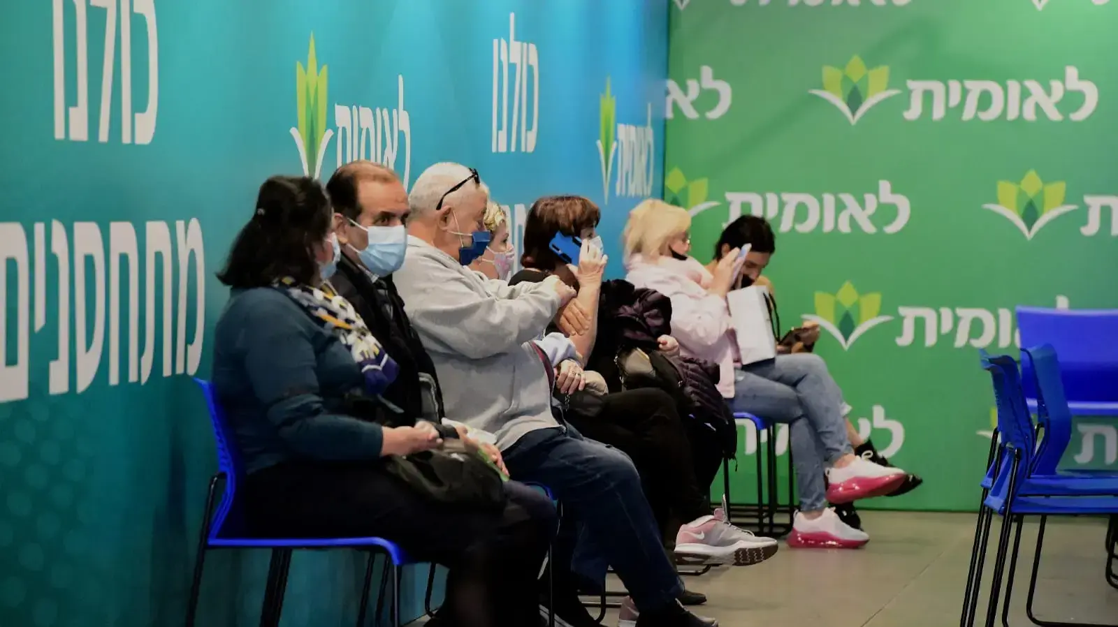 מתן חיסונים לנגיף הקורונה בגני התערוכה, ת"א
28 בדצמבר 2020 מתן חיסונים לנגיף הקורונה בגני התערוכה, ת"א
28 בדצמבר 2020
