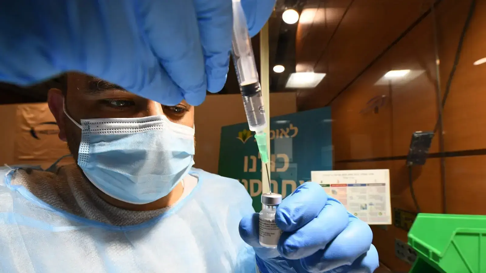 מתן חיסונים לנגיף הקורונה בגני התערוכה, ת"א
28 בדצמבר 2020 מתן חיסונים לנגיף הקורונה בגני התערוכה, ת"א
28 בדצמבר 2020