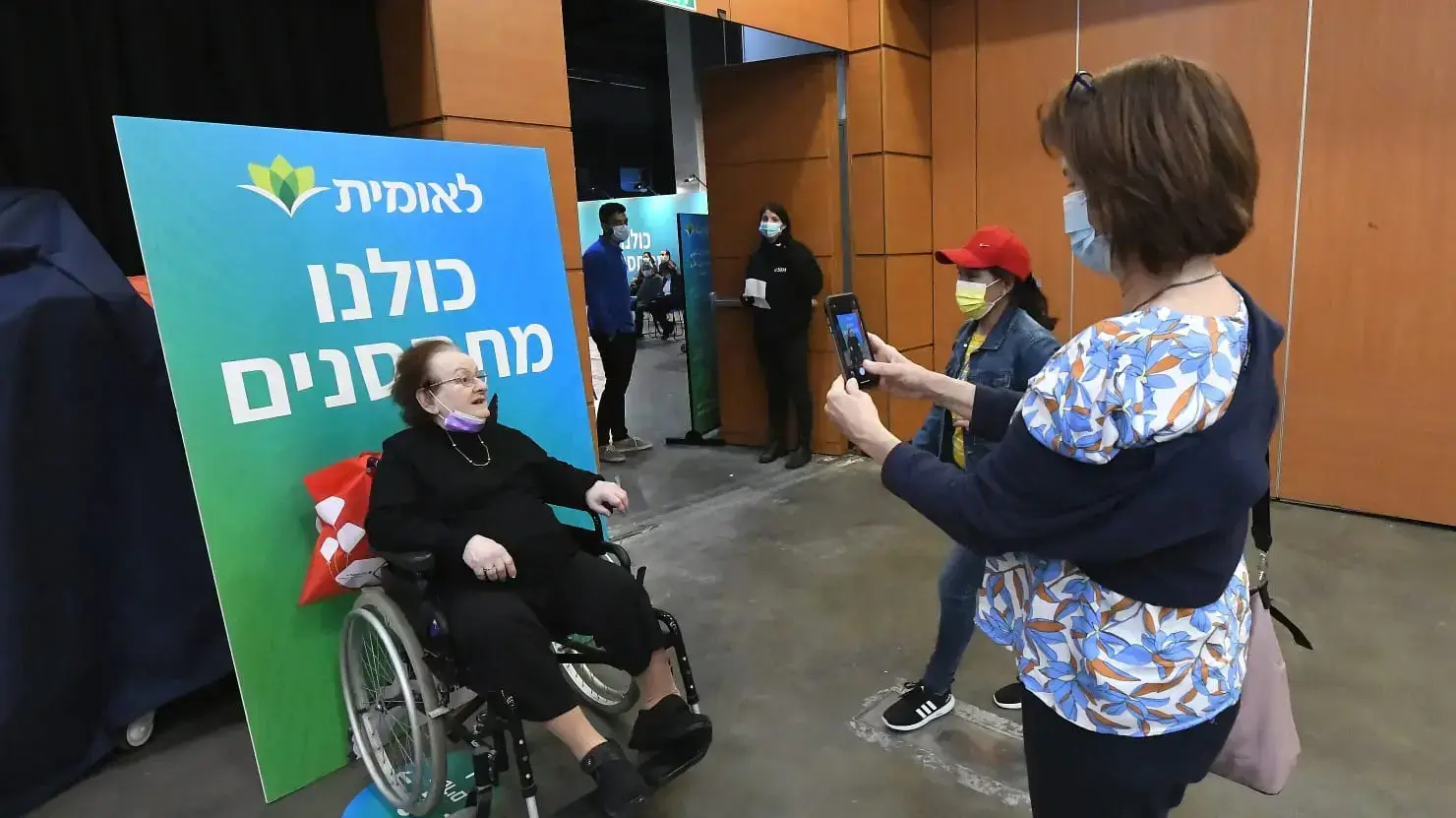 מתן חיסונים לנגיף הקורונה בגני התערוכה, ת"א
28 בדצמבר 2020 מתן חיסונים לנגיף הקורונה בגני התערוכה, ת"א
28 בדצמבר 2020