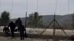 פלסטינים חוצים את גדר ההפרדה באזור חברון, בעיצומו של משבר הקורונה. 29 בדצמבר 2020 פלסטינים חוצים את גדר ההפרדה באזור חברון, בעיצומו של משבר הקורונה. 29 בדצמבר 2020