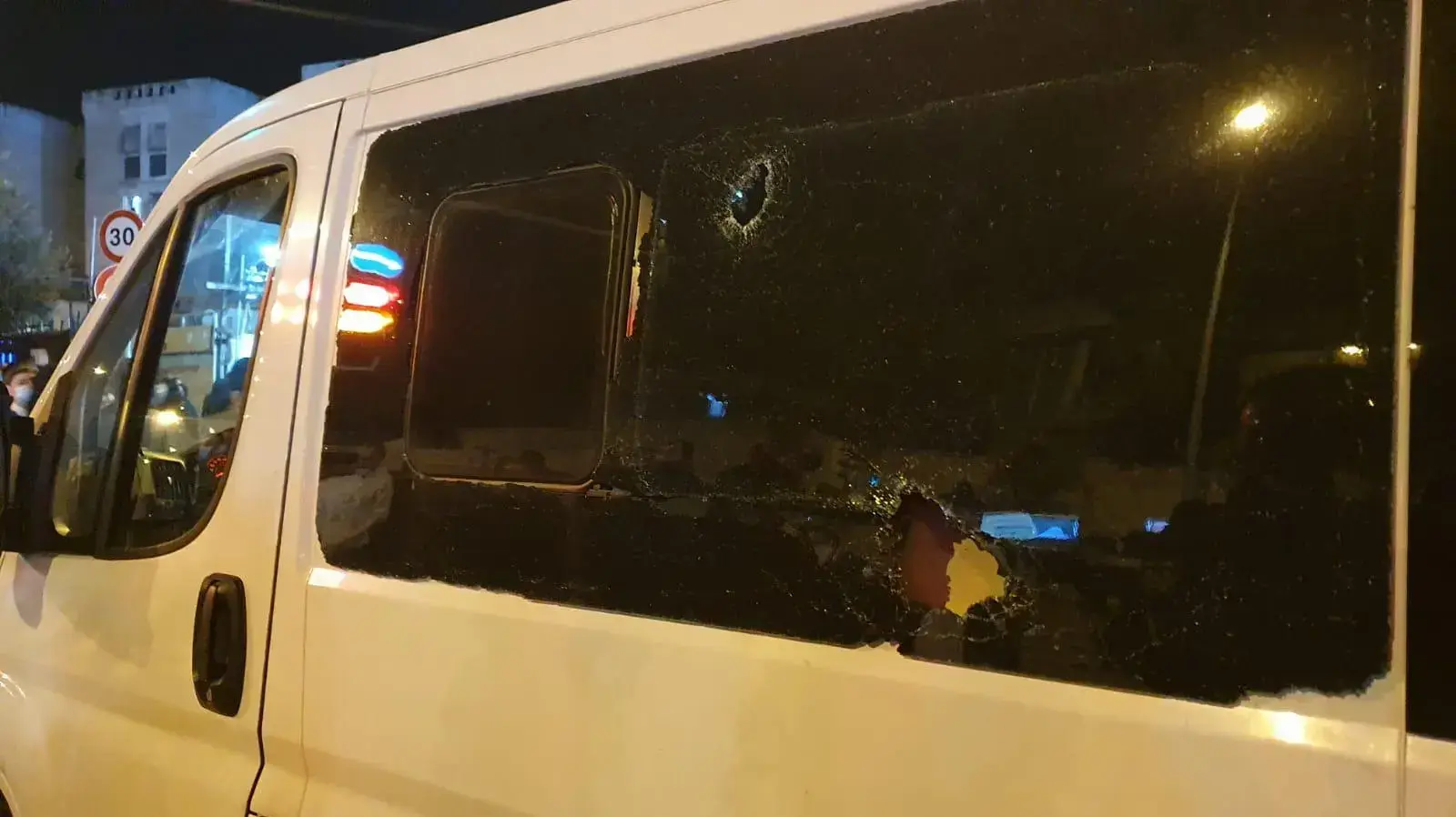 רכב משטרה ששמשותיו נופצו על ידי מפגינים במחאה על מות אהוביה סנדק בירושלים. 29 בדצמבר 2020 רכב משטרה ששמשותיו נופצו על ידי מפגינים במחאה על מות אהוביה סנדק בירושלים. 29 בדצמבר 2020