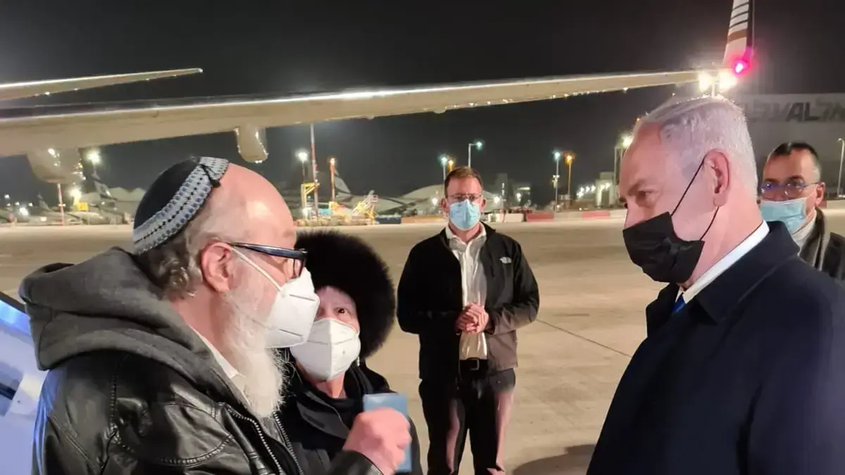 ראש הממשלה בנימין נתניהו נפגש עם ג'ונתן ואסתר פולארד, עם נחיתתם בארץ. 30 בדצמבר 2020