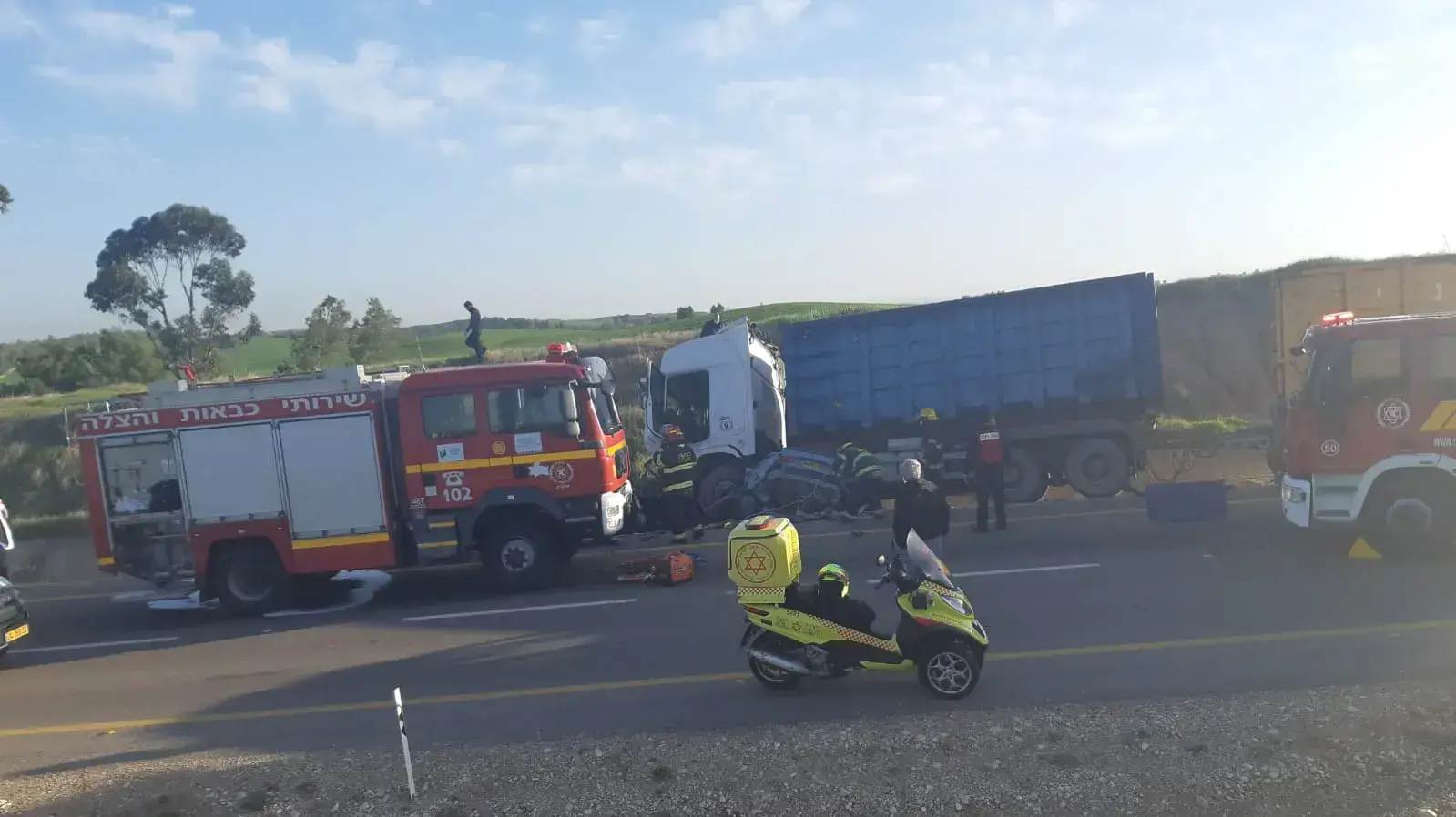 תאונת דרכים בין רכב למשאית בכביש 334, ליד צומת רוחמה. 30 בדצמבר 2020 תאונת דרכים בין רכב למשאית בכביש 334, ליד צומת רוחמה. 30 בדצמבר 2020