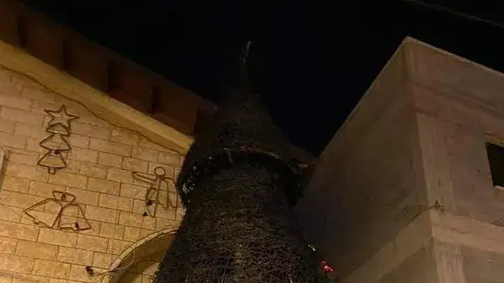 עץ חג המולד סמוך לכנסיה הקתולית בסכנין שהוצת בפעם השנייה בתוך פחות משבוע. 30 בדצמבר 2020 עץ חג המולד סמוך לכנסיה הקתולית בסכנין שהוצת בפעם השנייה בתוך פחות משבוע. 30 בדצמבר 2020