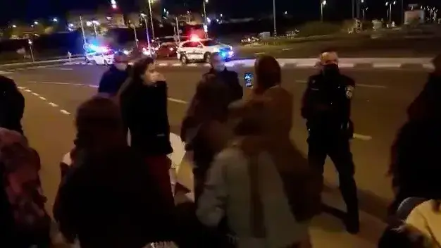תיעוד: נערה שהפגינה על מות אהוביה כינתה שוטר "פיצי" – ונעצרה באגרסיביות
31.12.20