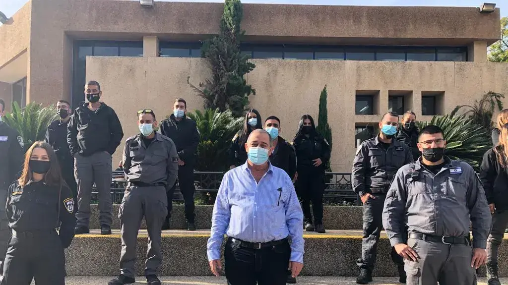 ראש עיריית נס ציונה, שמואל בוקסר לצד השוטרים ראש עיריית נס ציונה, שמואל בוקסר לצד השוטרים